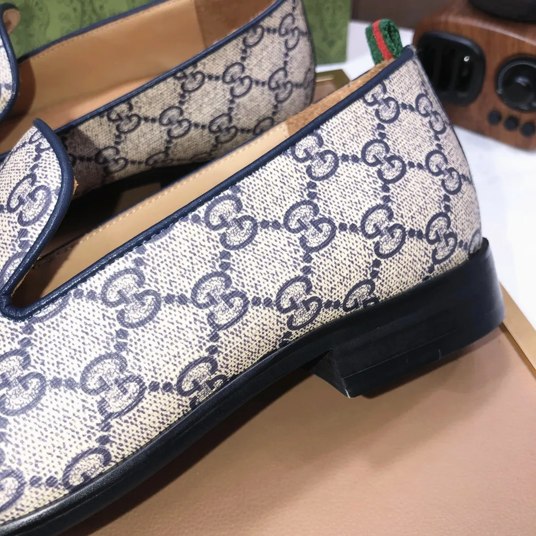 Men's shoes💰500💰Italy's top luxury men's shoe giant (GUCCI) (Gucci) (full cowhide lining) new arrival🍃Original European style🔰 Pleasant to the eye😍In order to make the shoes more durable and non-deformable🌀The production continues to follow traditional methods but there is still no lack of innovation💪Choose original sheepskin for the leather♻️ Smooth and natural And extra bright ⭐Made of imported cowhide, the first choice of rich people 38-45 (45 customized)